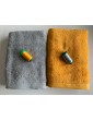 Ensemble gris clair, jaune soleil