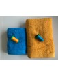 Ensemble jaune soleil, bleu turquoise
