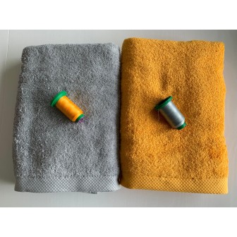Ensemble jaune soleil, gris clair