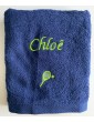 serviette bleu marine personnalisé prénom Chloé avec motif optionnel raquette & balle de tennis