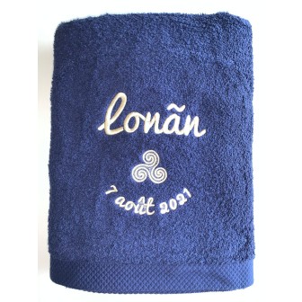serviette bleu marine avec broderies personnalisées prénom, motif optionnel triskèle et date de naissance