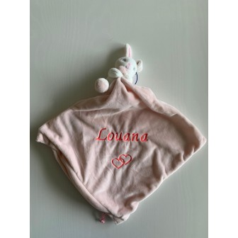 Doudou lapin rose avec hochet personnalisé prénom Louana et motif cœurs entrelacés