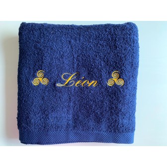 Serviette de bain bleu marine personnalisée prénom Léon avec motif breton triskèle