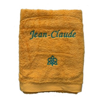 Serviette jaune soleil personnalisée avec une écriture V6 turquoise et motif amour dans la famille