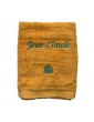 Serviette jaune soleil personnalisée avec une écriture V6 turquoise et motif amour dans la famille