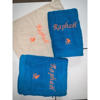 Maxi drap de bain turquoise personnalisé prénom Raphaël avec motif optionnel planche à voile