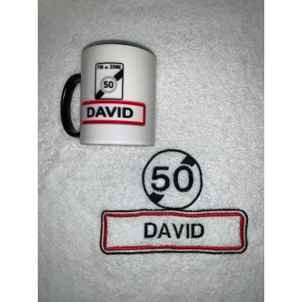 Mug anniversaire personnalisé prénom David et sa serviette de bain brodée associée