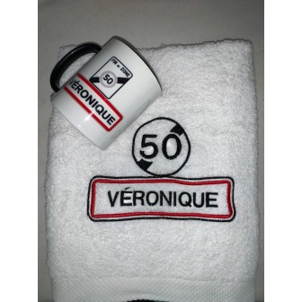 Mug anniversaire personnalisé prénom Véronique avec sa serviette de bain brodée associée