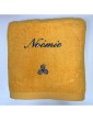 Serviette de bain jaune soleil personnalisée prénom Noémie avec motif triskèle tribal