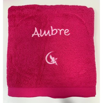 Maxi drap de bain fuchsia personnalisé prénom Ambre avec motif fée