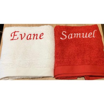 Jouez le duo de maxi draps de bain personnalisés blanc & rouge prénom !