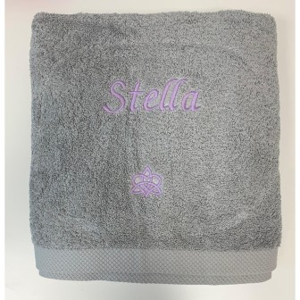 Maxi drap de bain gris personnalisé prénom Stella avec motif celte amour dans la famille