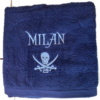 Serviette de bain bleu marine personnalisée prénom Milan avec motif corsaire du Finistère