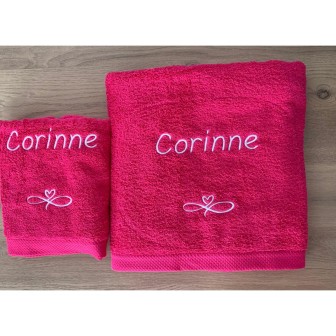Maxi drap de bain fuchsia personnalisé prénom Corinne et motif amour infini