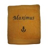 Drap de bain jaune soleil personnalisé prénom brodé Maximus avec motif Ancre Marine